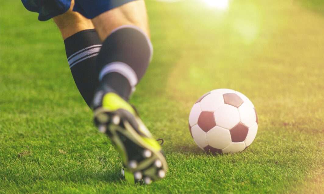 Fußballspieler beim Passen
