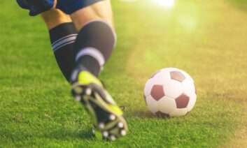 Fußballspieler beim Passen