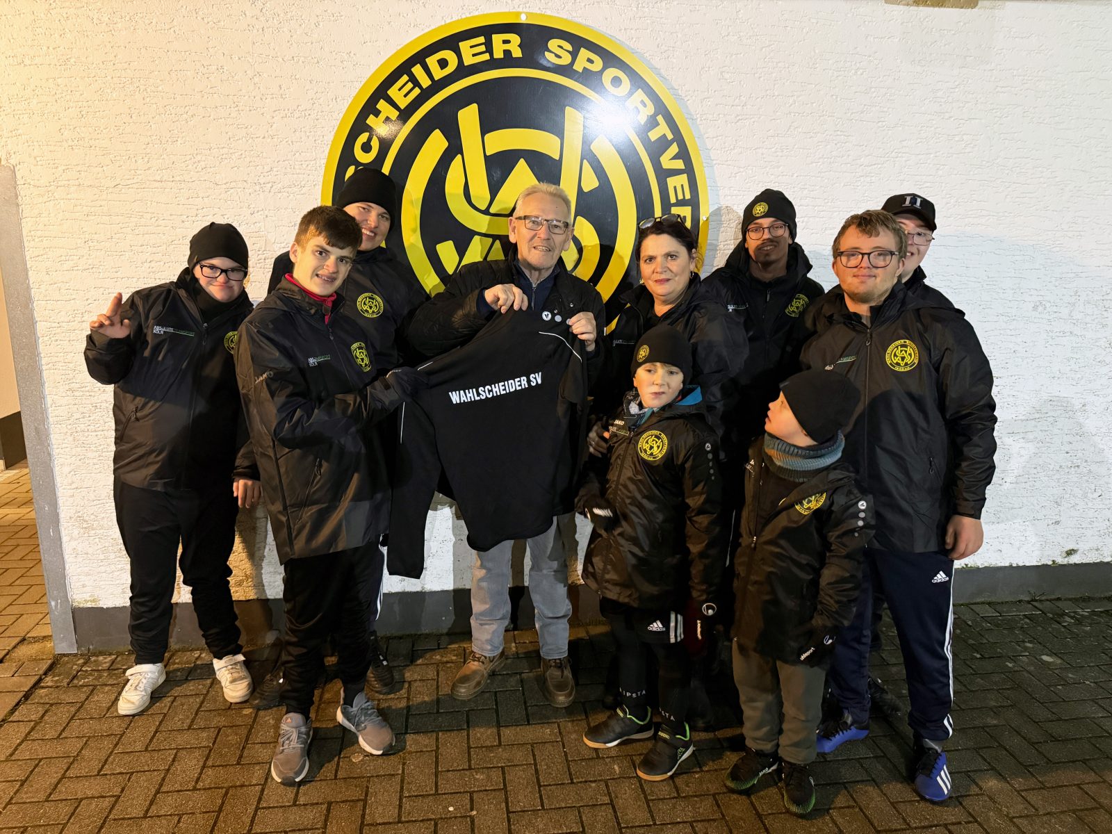 Unsere Inklusionsmannschaft hat dank der unterstützung der Vereinigten Wahlscheider Ortsvereinen neue Regenjacken sowie ZIP-Tops. DANKE!